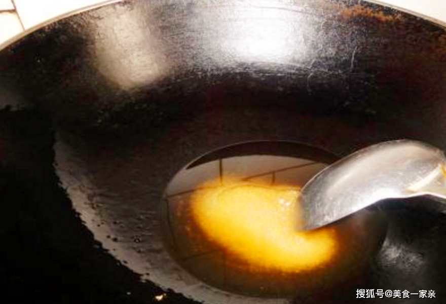炒糖色时，用水炒和用油炒，那种方法最适合新手，原来是它好用