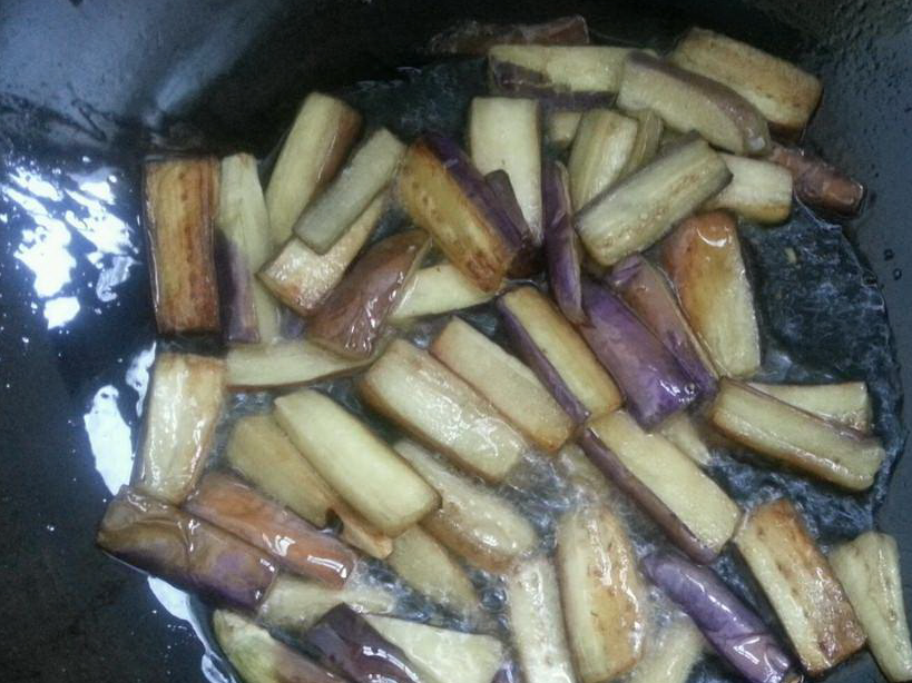 炒茄子时，别只给茄子焯水，试试“这方法”，茄子好吃还不油腻